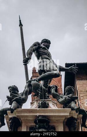 Bologna, Italien - 6. Oktober 2024: Neptunbrunnen auf dem gleichnamigen Platz Piazza del Nettuno in Bologna Stockfoto