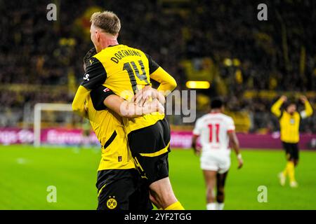 Dortmund, Deutschland. November 2024. DORTMUND, DEUTSCHLAND - 2. NOVEMBER: Nico Schlotterbeck von Borussia Dortmund und Maximilian Beier von Borussia Dortmund feiern das erste Tor ihrer Mannschaft beim Bundesliga-Spiel zwischen Borussia Dortmund und RB Leipzig am 2. November 2024 im Signal Iduna Park in Dortmund. (Foto: Rene Nijhuis/MB Media) Credit: MB Media Solutions/Alamy Live News Stockfoto