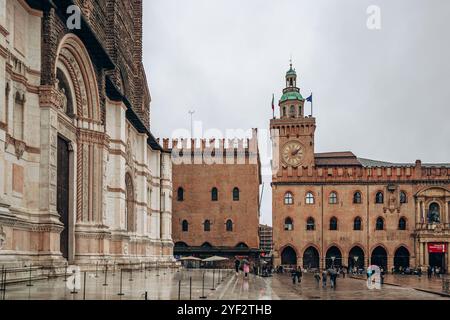 Bologna, Italien - 6. Oktober 2024: Piazza Maggiore, ein zentraler Platz in Bologna, Region Emilia-Romagna, Italien Stockfoto