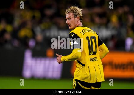 Dortmund, Deutschland. November 2024. DORTMUND, DEUTSCHLAND - 2. NOVEMBER: Julian Brandt von Borussia Dortmund während des Bundesliga-Spiels zwischen Borussia Dortmund und RB Leipzig im Signal Iduna Park am 2. November 2024 in Dortmund. (Foto: Rene Nijhuis/MB Media) Credit: MB Media Solutions/Alamy Live News Stockfoto