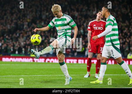 Glasgow, Großbritannien. November 2024. Das erste Halbfinale des Premier Sports Cup zwischen Celtic FC und Aberdeen FC waas fand im Hampden Park in Glasgow, Schottland, Großbritannien statt. Das Ergebnis war Celtic 6:0 Aberdeen. Celtic geht ins Finale und spielt den Sieger zwischen den Rangers und Motherwell. Die Tore wurden von C. Carter-Vickers (29')Tor 29 Minuten, K. Furuhashi (32')Tor 32 Minuten, D. Maeda (40', 49', 85')Tor 40 Minuten, Tor 49 Minuten, Tor 85 Minuten N. Kuhn (59') Credit: Findlay/Alamy Live News Stockfoto