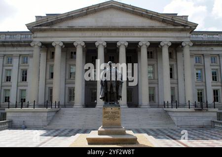 Statue von Albert Gallatin, von James Earle Fraser, vor dem nördlichen Eingang des United States Treasury Building, Washington, DC, USA Stockfoto