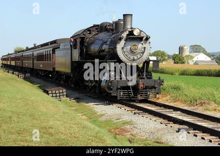 Historische Dampflokomotive, die einen Zug auf der Strasburg Rail Road fährt, Teil des Railroad Museum of Pennsylvania, Strasburg, PA, USA Stockfoto