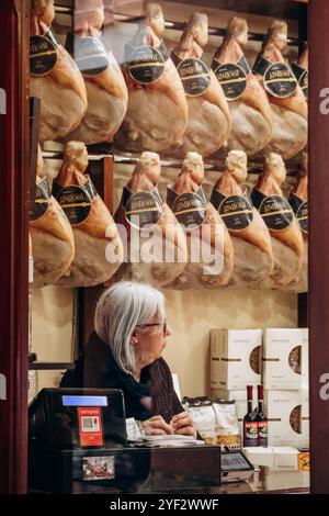 Bologna, Italien - 6. Oktober 2024: Metzgerei im Zentrum von Bologna Stockfoto