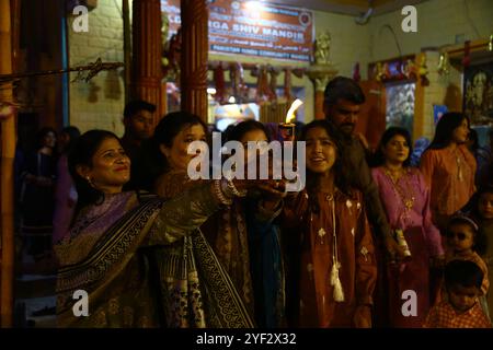 Hyderabad, Sindh, Pakistan. November 2024. Hindus Familie zündet während der Feier des Diwali Festivals in einem lokalen Tempel in Hyderabad einen Feuerwerkskörper an (Foto: © Jan Ali Laghari/Pacific Press via ZUMA Press Wire) NUR REDAKTIONELLE VERWENDUNG! Nicht für kommerzielle ZWECKE! Stockfoto