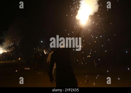 Hyderabad, Sindh, Pakistan. November 2024. Ein Mann zündet während der Feier von Diwali einen Feuerwerkskörper an (Credit Image: © Jan Ali Laghari/Pacific Press via ZUMA Press Wire) NUR REDAKTIONELLE VERWENDUNG! Nicht für kommerzielle ZWECKE! Stockfoto