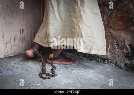 Detail der geketteten Füße einer schwarzen Frau. Sklaverei in Brasilien. Darstellung der Sklavin Anastacia. Stockfoto