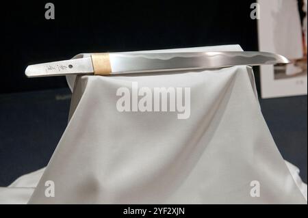 Japanische Schwerter oder „Katana“, ausgestellt in Seki, Präfektur Gifu, Japan. Stockfoto