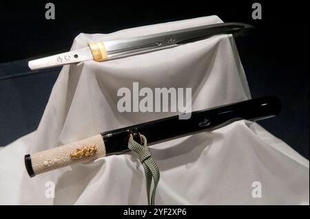 Japanische Schwerter oder „Katana“, ausgestellt in Seki, Präfektur Gifu, Japan. Stockfoto