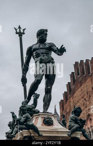 Bologna, Italien - 6. Oktober 2024: Neptunbrunnen auf dem gleichnamigen Platz Piazza del Nettuno in Bologna Stockfoto