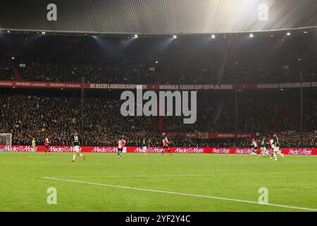 Rotterdam, Niederlande. November 2024. ROTTERDAM, NIEDERLANDE - 2. NOVEMBER: Werbetafel des Mediamarkts während des niederländischen Eredivisie-Spiels zwischen Feyenoord und AZ im Stadion Feijenoord am 2. November 2024 in Rotterdam, Niederlande. (Foto von Hans van der Valk/Orange Pictures) Credit: Orange Pics BV/Alamy Live News Stockfoto