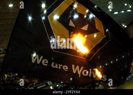 Wolverhampton, Großbritannien. November 2024. Wolverhampton, England, 2. November 2024: Flagge im Stadion während des Premier League-Fußballspiels zwischen Wolverhampton Wanderers und Crystal Palace im Molineux-Stadion in Wolverhampton, England (Natalie Mincher/SPP) Credit: SPP Sport Press Photo. /Alamy Live News Stockfoto