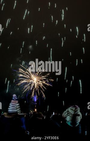 Das jährliche Feuerwerk des Bicester Round Table 2024 wird in Pingle Field, Bicester, Oxfordshire, gezeigt. Stockfoto