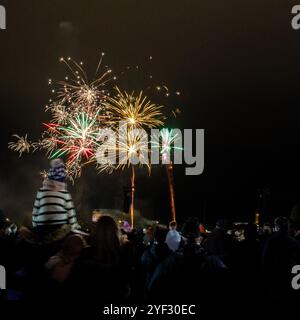 Das jährliche Feuerwerk des Bicester Round Table 2024 wird in Pingle Field, Bicester, Oxfordshire, gezeigt. Stockfoto