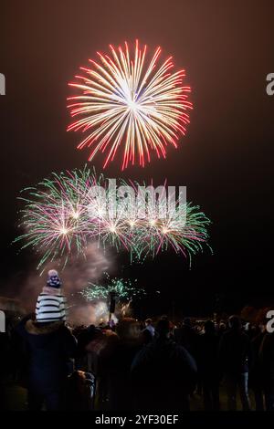 Das jährliche Feuerwerk des Bicester Round Table 2024 wird in Pingle Field, Bicester, Oxfordshire, gezeigt. Stockfoto