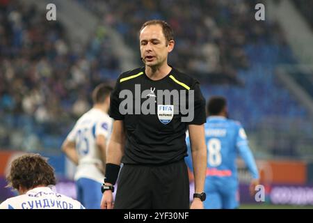 Sankt Petersburg, Russland. November 2024. Schiedsrichter Vitaly Meshkow war während des russischen Premier League-Fußballspiels zwischen Zenit Sankt Petersburg und Dinamo Makhachkala in der Gazprom Arena zu sehen. Endpunktzahl: Zenit 2:1 Dinamo. Quelle: SOPA Images Limited/Alamy Live News Stockfoto