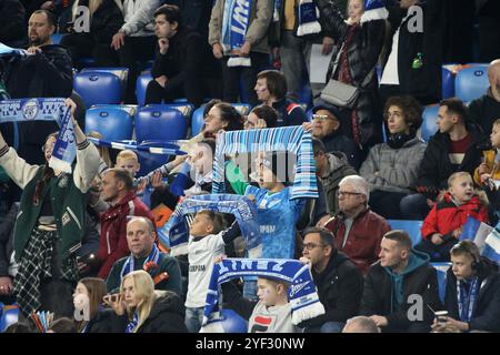 Sankt Petersburg, Russland. November 2024. Fans von Zenit, die während des russischen Premier League-Fußballspiels zwischen Zenit Sankt Petersburg und Dinamo Makhachkala in der Gazprom Arena zu sehen waren. Endpunktzahl: Zenit 2:1 Dinamo. Quelle: SOPA Images Limited/Alamy Live News Stockfoto