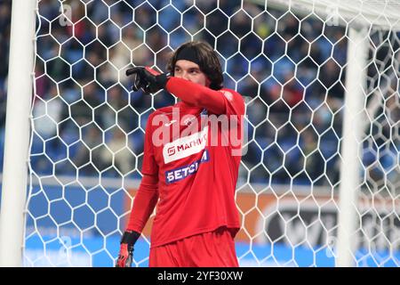 Sankt Petersburg, Russland. November 2024. David Volk (27) von Dinamo, der während des russischen Premier League-Fußballspiels zwischen Zenit Sankt Petersburg und Dinamo Makhachkala in der Gazprom Arena zu sehen war. Endpunktzahl: Zenit 2:1 Dinamo. Quelle: SOPA Images Limited/Alamy Live News Stockfoto