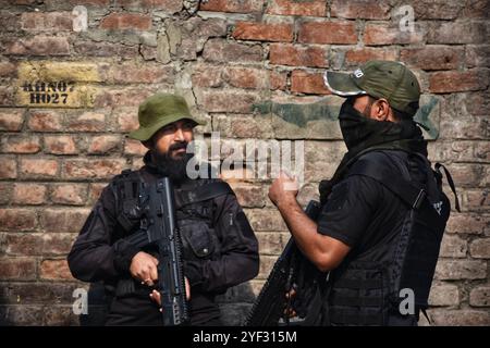 Srinagar, Indien. November 2024. Ein indischer paramilitärischer Soldat steht am 2. November 2024 in Srinagar, Indien, in der Nähe des Schauplatzes einer Waffenschlacht zwischen mutmaßlichen Militanten und indischen Streitkräften. Indische Truppen töteten zwei mutmaßliche Militanten in einer Waffenschlacht am Samstag im Bezirk Anantnag in Kaschmir. Bei einer separaten Begegnung in Srinagar töteten Polizei und paramilitärische Kräfte einen weiteren Militanten, wobei vier Sicherheitspersonal verletzt wurden. (Foto von Mubashir Hassan/Pacific Press) Credit: Pacific Press Media Production Corp./Alamy Live News Stockfoto