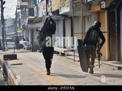 Srinagar, Indien. November 2024. Indisches Sicherheitspersonal trägt kugelsichere Schilde in der Nähe des Ortes einer Schussschlacht zwischen mutmaßlichen Militanten und Sicherheitskräften in Srinagar, Jammu und Kaschmir am 2. November 2024. (Foto von Mubashir Hassan/Pacific Press) Credit: Pacific Press Media Production Corp./Alamy Live News Stockfoto