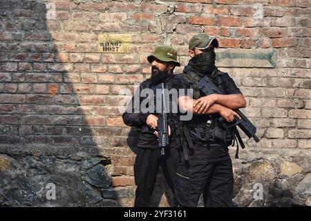 Srinagar, Indien. November 2024. Ein indischer paramilitärischer Soldat steht am 2. November 2024 in Srinagar, Indien, in der Nähe des Schauplatzes einer Waffenschlacht zwischen mutmaßlichen Militanten und indischen Streitkräften. Indische Truppen töteten zwei mutmaßliche Militanten in einer Waffenschlacht am Samstag im Bezirk Anantnag in Kaschmir. Bei einer separaten Begegnung in Srinagar töteten Polizei und paramilitärische Kräfte einen weiteren Militanten, wobei vier Sicherheitspersonal verletzt wurden. (Foto von Mubashir Hassan/Pacific Press) Credit: Pacific Press Media Production Corp./Alamy Live News Stockfoto