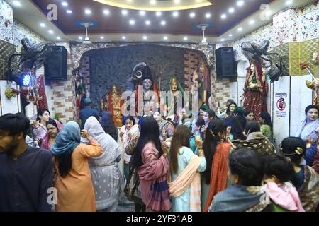 Hyderabad, Sindh, Pakistan. November 2024. Die Hindu-Gemeinde versammelt sich, um an der Feier des Diwali-Festivals in einem lokalen Tempel in Hyderabad teilzunehmen (Foto: © Jan Ali Laghari/Pacific Press via ZUMA Press Wire) NUR REDAKTIONELLE VERWENDUNG! Nicht für kommerzielle ZWECKE! Stockfoto