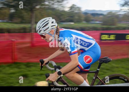 Pontevedra, Spanien. November 2024. Die tschechische Radfahrerin Barbora Bukovská (2B) am zweiten Tag der Cyclocross-Europameisterschaft am 2. November 2024 in Pontevedra, Spanien. Quelle: Alberto Brevers/Alamy Live News. (Foto: Alberto Brevers/Pacific Press) Stockfoto