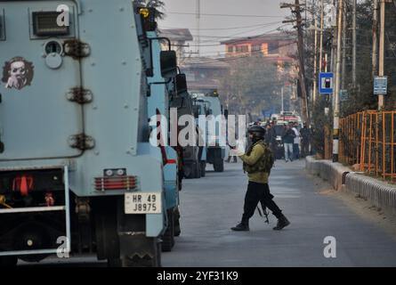 Srinagar, Jammu Und Kaschmir, Indien. November 2024. Indische paramilitärische Truppen bleiben am 2. November 2024 in der Nähe des Treffpunkts in Srinagar, dem indischen Kaschmir, in Alarmbereitschaft. Drei Militante werden in zwei getrennten Kämpfen zwischen indischen Truppen und Militanten im Kaschmir-Tal getötet. (Kreditbild: © Mubashir Hassan/Pacific Press via ZUMA Press Wire) NUR REDAKTIONELLE VERWENDUNG! Nicht für kommerzielle ZWECKE! Stockfoto