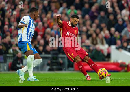 Liverpool, Großbritannien. November 2024. Liverpool Mohamed Salah schießt und erzielt ihr zweites Tor während des Premier League-Spiels zwischen Liverpool, Brighton und Hove Albion in Anfield, Liverpool am Samstag, den 2. November 2024. (Foto: Steven Halliwell | MI News) Credit: MI News & Sport /Alamy Live News Stockfoto