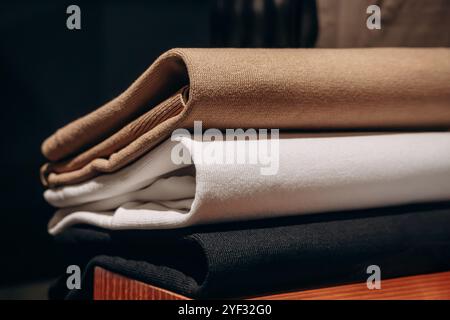 Nahaufnahme von Strickpullis, die ordentlich zu einem Stapel gefaltet sind Stockfoto