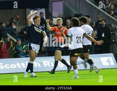 Herbstserie: Schottland gegen Fidschi. November 2024. Schottland Centre, Huw Jones, bekommt seinen zweiten Versuch, als Schottland Fiji 57-17 in ihrem ersten Spiel der Autumn Series in Scottish Gas Murrayfield, Edinburgh, UK, besiegte. Credit: Ian Jacobs/Alamy Live News Stockfoto