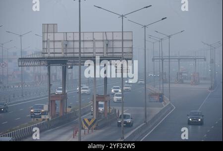 GHAZIABAD, INDIEN – 2. NOVEMBER: Fahrzeuge fahren auf einer Delhi Meerut Expressway-Straße bei schlechter Sicht aufgrund von Smog einen Tag nach den diwali-Festlichkeiten in Ghaziabad am frühen Morgen NH9 Lal kuan, am 2. November 2024 in Ghaziabad, Indien. Delhi NCR hat nach Diwali trotz eines Verbots von Feuerwerkskörpern einen starken Anstieg der Verschmutzungswerte verzeichnet. Die Luftqualität verschlechterte sich rapide, Delhi wurde als „sehr schlecht“ eingestuft. Städte wie Gurugram, Ghaziabad und Noida sind ebenfalls mit „sehr schlechten“ Bedingungen konfrontiert. Straßen, die mit Feuerwerkskörpern bedeckt sind, und giftiger Schaum auf dem Yamuna-Fluss erhöhen die gesundheitlichen Risiken. Gutschrift Stockfoto