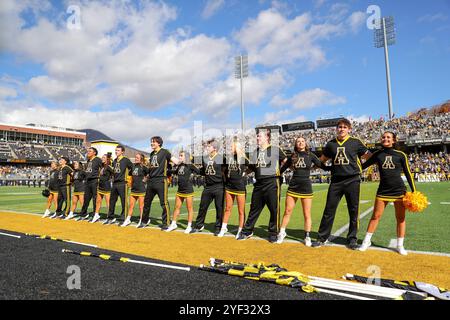 Boone, North Carolina, USA. November 2024. Die Cheerleader der Appalachian State Mountaineers stellen sich vor dem NCAA-Fußballspiel App State Mountaineers vs Old Dominion Monarchs am 2. November 2024 im Kidd Brewer Stadium in Boone, NC. (Kreditbild: © Cory Knowlton/ZUMA Press Wire) NUR REDAKTIONELLE VERWENDUNG! Nicht für kommerzielle ZWECKE! Quelle: ZUMA Press, Inc./Alamy Live News Stockfoto