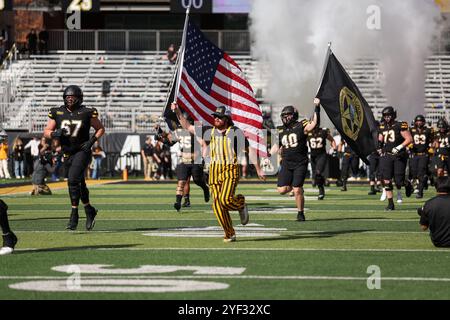 Boone, North Carolina, USA. November 2024. Die Appalachian State Mountaineers starten am 2. November 2024 im Kidd Brewer Stadium in Boone, NC, vor dem NCAA-Fußballspiel App State Mountaineers vs Old Dominion Monarchs. (Kreditbild: © Cory Knowlton/ZUMA Press Wire) NUR REDAKTIONELLE VERWENDUNG! Nicht für kommerzielle ZWECKE! Quelle: ZUMA Press, Inc./Alamy Live News Stockfoto