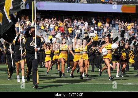 Boone, North Carolina, USA. November 2024. Die Appalachian State Mountaineers starten am 2. November 2024 im Kidd Brewer Stadium in Boone, NC, vor dem NCAA-Fußballspiel App State Mountaineers vs Old Dominion Monarchs. (Kreditbild: © Cory Knowlton/ZUMA Press Wire) NUR REDAKTIONELLE VERWENDUNG! Nicht für kommerzielle ZWECKE! Quelle: ZUMA Press, Inc./Alamy Live News Stockfoto