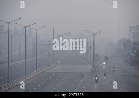 GHAZIABAD, INDIEN – 2. NOVEMBER: Fahrzeuge fahren auf einer Delhi Meerut Expressway-Straße bei schlechter Sicht aufgrund von Smog einen Tag nach den diwali-Festlichkeiten in Ghaziabad am frühen Morgen NH9 Lal kuan, am 2. November 2024 in Ghaziabad, Indien. Delhi NCR hat nach Diwali trotz eines Verbots von Feuerwerkskörpern einen starken Anstieg der Verschmutzungswerte verzeichnet. Die Luftqualität verschlechterte sich rapide, Delhi wurde als „sehr schlecht“ eingestuft. Städte wie Gurugram, Ghaziabad und Noida sind ebenfalls mit „sehr schlechten“ Bedingungen konfrontiert. Straßen, die mit Feuerwerkskörpern bedeckt sind, und giftiger Schaum auf dem Yamuna-Fluss erhöhen die gesundheitlichen Risiken. Gutschrift Stockfoto