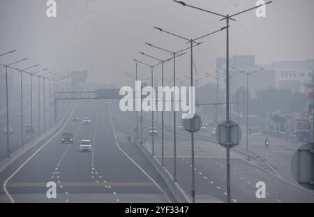 GHAZIABAD, INDIEN – 2. NOVEMBER: Fahrzeuge fahren auf einer Delhi Meerut Expressway-Straße bei schlechter Sicht aufgrund von Smog einen Tag nach den diwali-Festlichkeiten in Ghaziabad am frühen Morgen NH9 Lal kuan, am 2. November 2024 in Ghaziabad, Indien. Delhi NCR hat nach Diwali trotz eines Verbots von Feuerwerkskörpern einen starken Anstieg der Verschmutzungswerte verzeichnet. Die Luftqualität verschlechterte sich rapide, Delhi wurde als „sehr schlecht“ eingestuft. Städte wie Gurugram, Ghaziabad und Noida sind ebenfalls mit „sehr schlechten“ Bedingungen konfrontiert. Straßen, die mit Feuerwerkskörpern bedeckt sind, und giftiger Schaum auf dem Yamuna-Fluss erhöhen die gesundheitlichen Risiken. Gutschrift Stockfoto