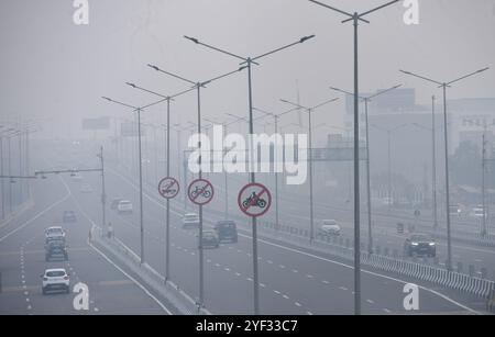 GHAZIABAD, INDIEN – 2. NOVEMBER: Fahrzeuge fahren auf einer Delhi Meerut Expressway-Straße bei schlechter Sicht aufgrund von Smog einen Tag nach den diwali-Festlichkeiten in Ghaziabad am frühen Morgen NH9 Lal kuan, am 2. November 2024 in Ghaziabad, Indien. Delhi NCR hat nach Diwali trotz eines Verbots von Feuerwerkskörpern einen starken Anstieg der Verschmutzungswerte verzeichnet. Die Luftqualität verschlechterte sich rapide, Delhi wurde als „sehr schlecht“ eingestuft. Städte wie Gurugram, Ghaziabad und Noida sind ebenfalls mit „sehr schlechten“ Bedingungen konfrontiert. Straßen, die mit Feuerwerkskörpern bedeckt sind, und giftiger Schaum auf dem Yamuna-Fluss erhöhen die gesundheitlichen Risiken. Gutschrift Stockfoto