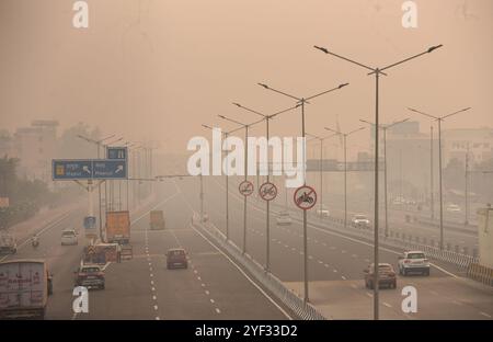 GHAZIABAD, INDIEN – 2. NOVEMBER: Fahrzeuge fahren auf einer Delhi Meerut Expressway-Straße bei schlechter Sicht aufgrund von Smog einen Tag nach den diwali-Festlichkeiten in Ghaziabad am frühen Morgen NH9 Lal kuan, am 2. November 2024 in Ghaziabad, Indien. Delhi NCR hat nach Diwali trotz eines Verbots von Feuerwerkskörpern einen starken Anstieg der Verschmutzungswerte verzeichnet. Die Luftqualität verschlechterte sich rapide, Delhi wurde als „sehr schlecht“ eingestuft. Städte wie Gurugram, Ghaziabad und Noida sind ebenfalls mit „sehr schlechten“ Bedingungen konfrontiert. Straßen, die mit Feuerwerkskörpern bedeckt sind, und giftiger Schaum auf dem Yamuna-Fluss erhöhen die gesundheitlichen Risiken. Gutschrift Stockfoto