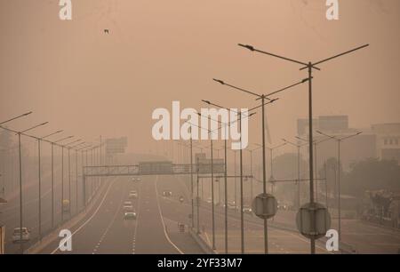 GHAZIABAD, INDIEN – 2. NOVEMBER: Fahrzeuge fahren auf einer Delhi Meerut Expressway-Straße bei schlechter Sicht aufgrund von Smog einen Tag nach den diwali-Festlichkeiten in Ghaziabad am frühen Morgen NH9 Lal kuan, am 2. November 2024 in Ghaziabad, Indien. Delhi NCR hat nach Diwali trotz eines Verbots von Feuerwerkskörpern einen starken Anstieg der Verschmutzungswerte verzeichnet. Die Luftqualität verschlechterte sich rapide, Delhi wurde als „sehr schlecht“ eingestuft. Städte wie Gurugram, Ghaziabad und Noida sind ebenfalls mit „sehr schlechten“ Bedingungen konfrontiert. Straßen, die mit Feuerwerkskörpern bedeckt sind, und giftiger Schaum auf dem Yamuna-Fluss erhöhen die gesundheitlichen Risiken. Gutschrift Stockfoto