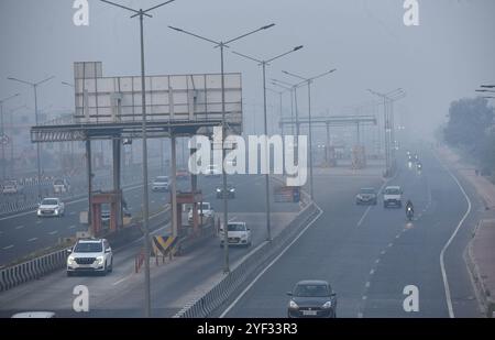 GHAZIABAD, INDIEN – 2. NOVEMBER: Fahrzeuge fahren auf einer Delhi Meerut Expressway-Straße bei schlechter Sicht aufgrund von Smog einen Tag nach den diwali-Festlichkeiten in Ghaziabad am frühen Morgen NH9 Lal kuan, am 2. November 2024 in Ghaziabad, Indien. Delhi NCR hat nach Diwali trotz eines Verbots von Feuerwerkskörpern einen starken Anstieg der Verschmutzungswerte verzeichnet. Die Luftqualität verschlechterte sich rapide, Delhi wurde als „sehr schlecht“ eingestuft. Städte wie Gurugram, Ghaziabad und Noida sind ebenfalls mit „sehr schlechten“ Bedingungen konfrontiert. Straßen, die mit Feuerwerkskörpern bedeckt sind, und giftiger Schaum auf dem Yamuna-Fluss erhöhen die gesundheitlichen Risiken. Gutschrift Stockfoto