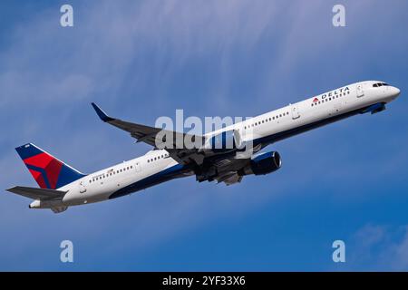 Sky Harbor International Airport, 11-02-24 Phoenix AZ USA Delta Airlines Boeing 757-300 N588NW Abflug ab 7L am Sky Harbor International Airport Stockfoto