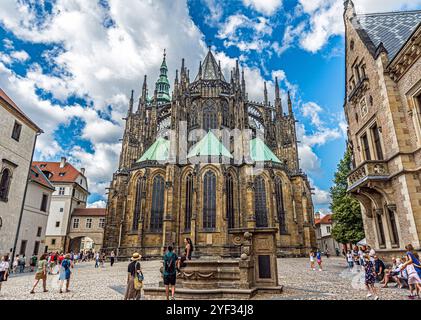 Gotische Außenfassade des Veitsdoms mit hinteren Kapellenfenstern und fliegenden Stützen in der Prager Burg in Prag, Tschechische Republik. Stockfoto
