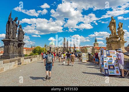 Blick auf den Brückenturm der Altstadt, barocke Statuen von Heiligen, Künstlern und Touristen aus dem 17. Jahrhundert auf der Karlsbrücke in Prag, Tschechische Republik. Stockfoto