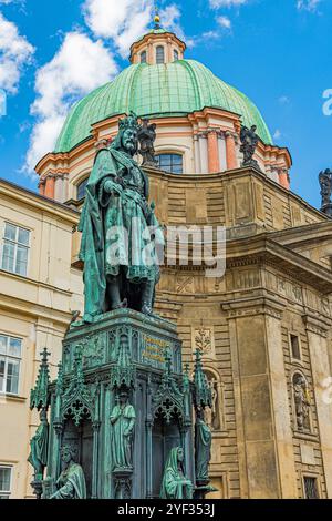 Statue des Heiligen Römischen Kaisers König Karl IV. In der Altstadt von Prag, Tschechien. Stockfoto