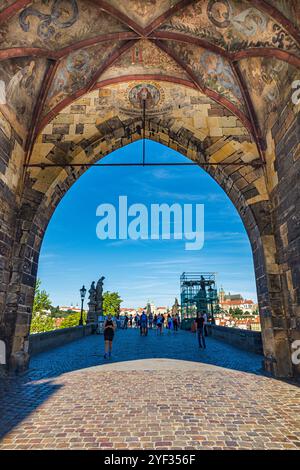 Detail unter dem Altstädter Brückenturm, der zur Karlsbrücke in Prag, Tschechische Republik führt. Stockfoto