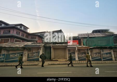 Srinagar, Jammu Und Kaschmir, Indien. November 2024. Indische paramilitärische Truppen patrouillieren am 2. November 2024 in der Nähe der Begegnungsstätte in Srinagar, dem indischen Staat Kaschmir. Drei Militante werden in zwei getrennten Kämpfen zwischen indischen Truppen und Militanten im Kaschmir-Tal getötet. (Kreditbild: © Mubashir Hassan/Pacific Press via ZUMA Press Wire) NUR REDAKTIONELLE VERWENDUNG! Nicht für kommerzielle ZWECKE! Stockfoto