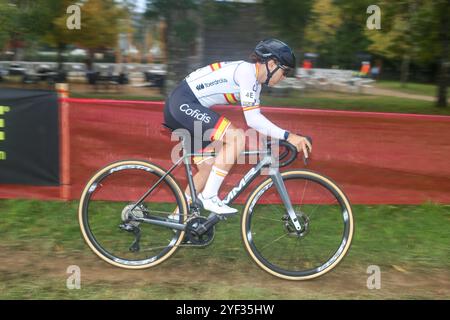 Pontevedra, Galicien, Spanien. November 2024. Pontevedra, Spanien, 2. November 2024: Die spanische Radfahrerin Sofia Rodriguez (4E) am zweiten Tag der Cyclocross-Europameisterschaft am 2. November 2024 in Pontevedra, Spanien. (Kreditbild: © Alberto Brevers/Pacific Press via ZUMA Press Wire) NUR REDAKTIONELLE VERWENDUNG! Nicht für kommerzielle ZWECKE! Quelle: ZUMA Press, Inc./Alamy Live News Stockfoto