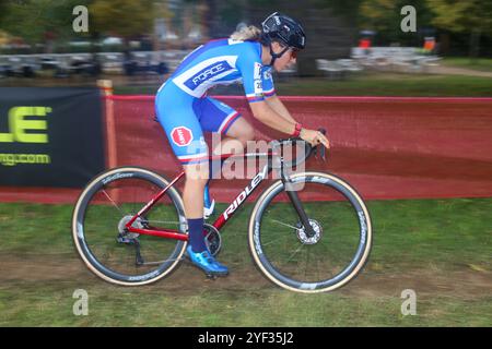 Pontevedra, Galicien, Spanien. November 2024. Pontevedra, Spanien, 2. November 2024: Die tschechische Radfahrerin Kristyna ZemanovÃ (2E) am zweiten Tag der Cyclocross-Europameisterschaft am 2. November 2024 in Pontevedra, Spanien. (Kreditbild: © Alberto Brevers/Pacific Press via ZUMA Press Wire) NUR REDAKTIONELLE VERWENDUNG! Nicht für kommerzielle ZWECKE! Quelle: ZUMA Press, Inc./Alamy Live News Stockfoto