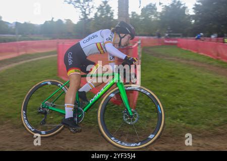 Pontevedra, Galicien, Spanien. November 2024. Pontevedra, Spanien, 2. November 2024: Die spanische Radfahrerin Lorena PatiÃ±o (4C) am zweiten Tag der Cyclocross-Europameisterschaft am 2. November 2024 in Pontevedra, Spanien. (Kreditbild: © Alberto Brevers/Pacific Press via ZUMA Press Wire) NUR REDAKTIONELLE VERWENDUNG! Nicht für kommerzielle ZWECKE! Quelle: ZUMA Press, Inc./Alamy Live News Stockfoto